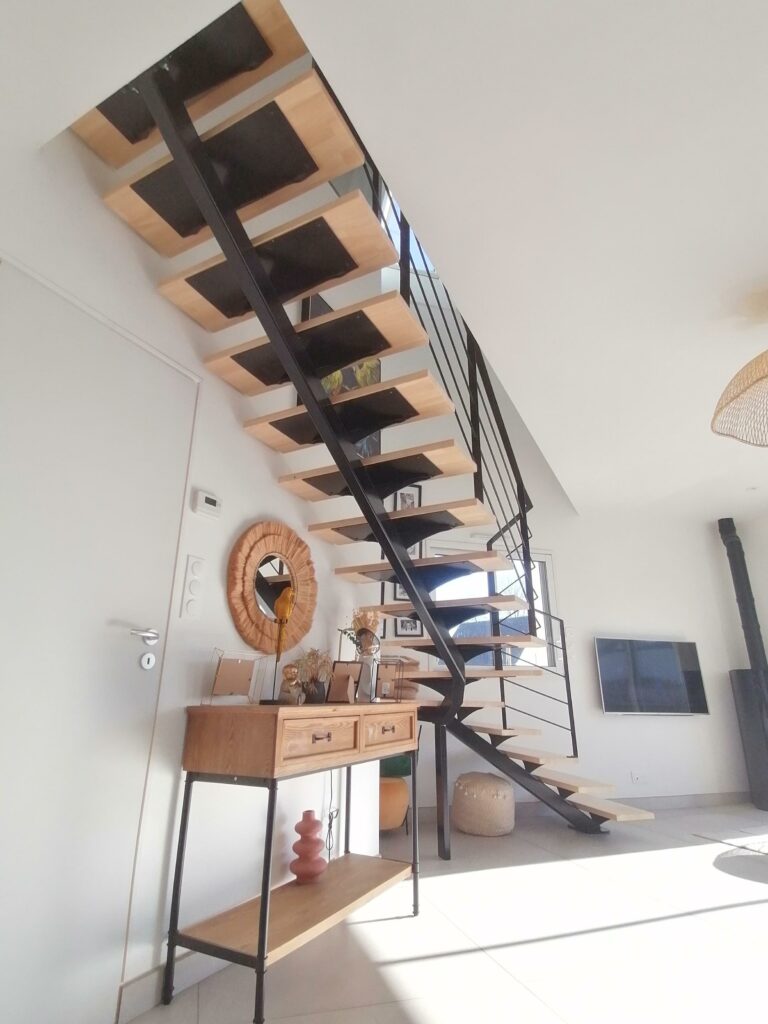 Réalisation d'un escalier avec garde corp et soutien par GC METAL, spécialisé en métallerie, soudure, tuyauterie et chaudronnerie.