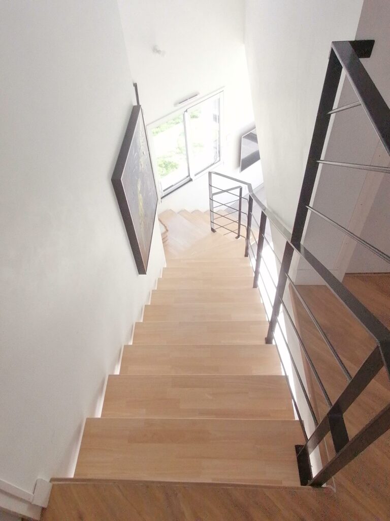 Réalisation de garde corps et soutien d'escalier par GC METAL, spécialisé en métallerie, soudure, tuyauterie et chaudronnerie.