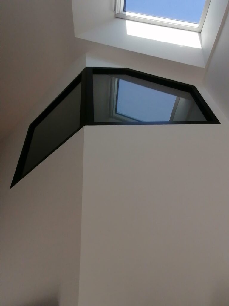 Réalisation d'une lucarne par GC METAL, spécialisé en métallerie, soudure, tuyauterie et chaudronnerie.
