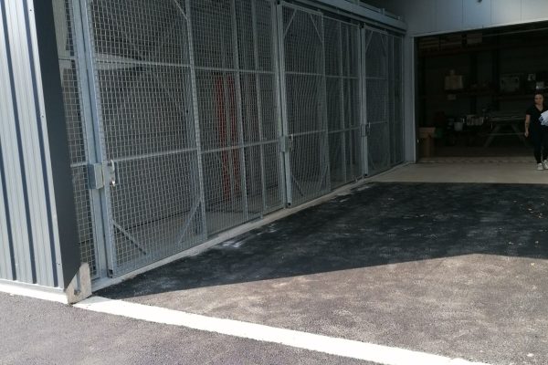 Réalisation d'une grille métallique dans le cadre du bâtiment.